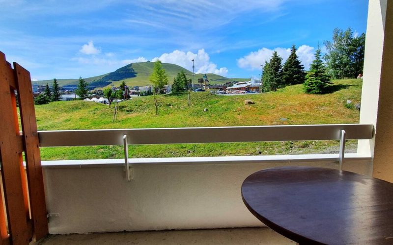 grand balcon offrant une vue sur la station et sur le signal. (La montagne)